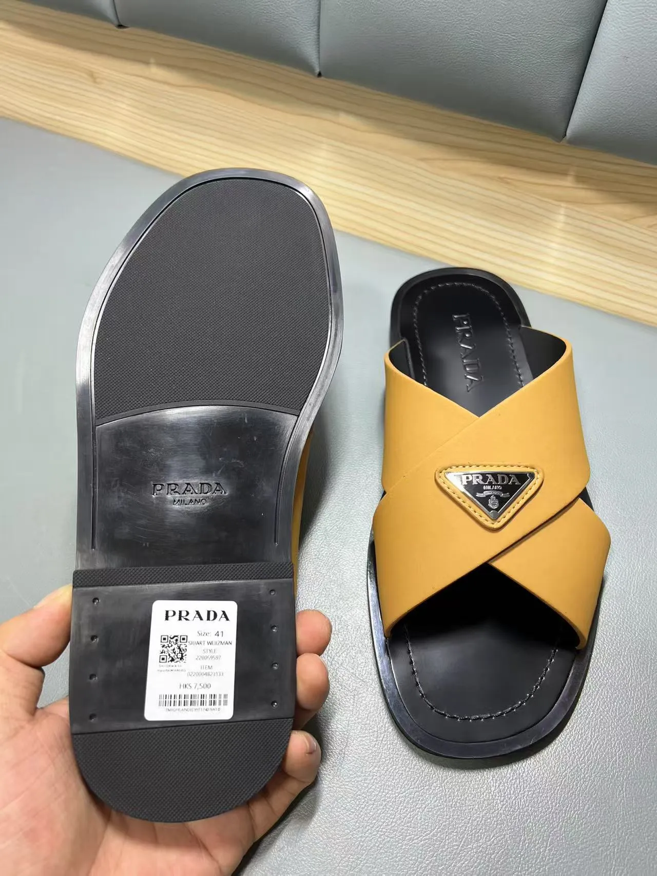 340💰PRADA Prada’s latest slippers are synchronized with the official website. This slipper is made of the brand’s unique and iconic Saffiano leather. The brand logo jumps out from the double straps, and the brand style is clearly visible. Cowhide gives men elegant charm and functional design, making it an ideal choice for vacation and leisure. Size:38-45